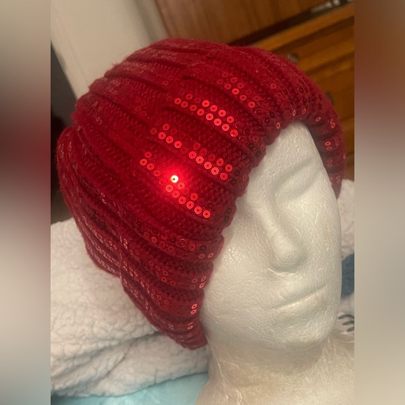 Red sequin faux fur hat New without tags super soft unisex men/women - Picture 6 of 8